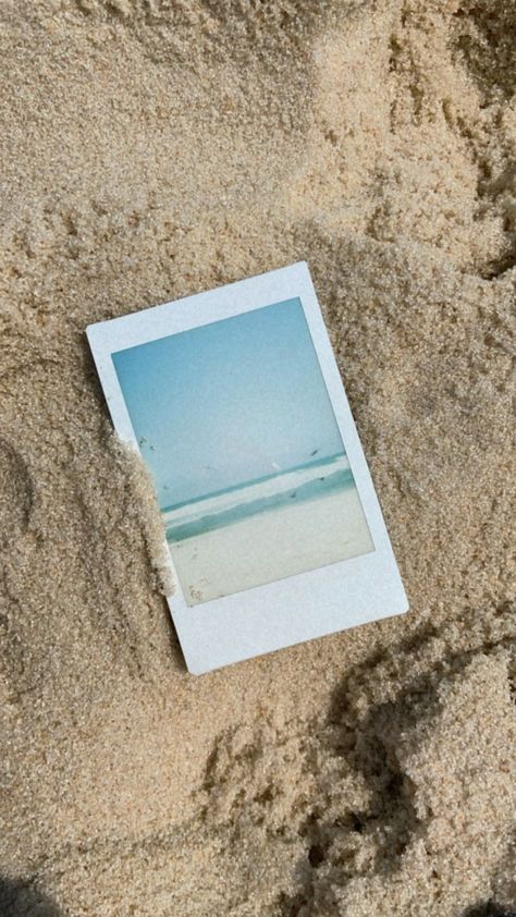 Polaroid das aguas do mar e gaivotas, exalando calmaria ao primeiro olhar Polaroid Summer Aesthetic, Beach Polaroid Pictures, Polaroid Layout, Polaroid Pictures Aesthetic, Polaroids Aesthetic, Sza Aesthetic Wallpaper Blue, Beach Polaroid, Polaroid Wallpaper, Polaroid Aesthetic