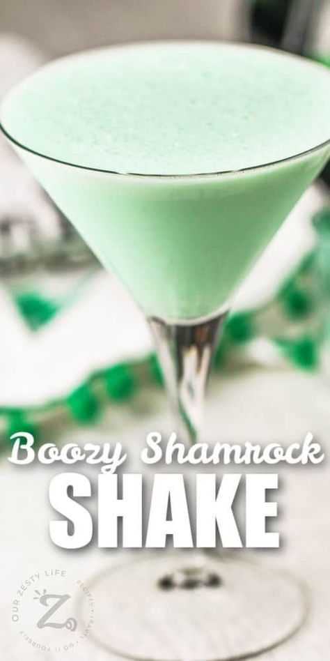 Creme De Menthe Drinks, Boozy Shamrock Shake, Mint Drink Recipe, Irish Cream Drinks, Baileys Irish Cream Recipes, Shamrock Shake Recipe, Kahlua Recipes, Milkshake Drink, Irish Cream Recipe