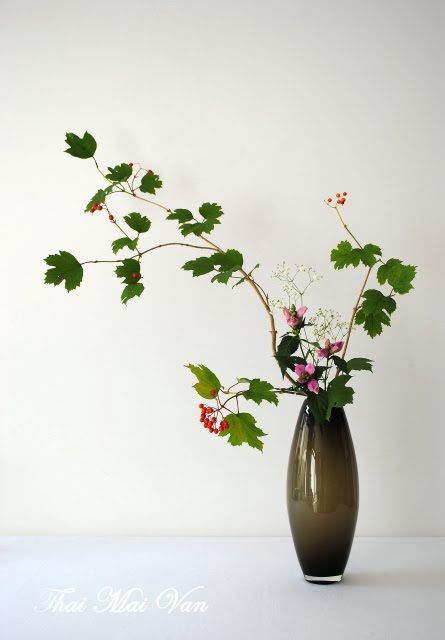 Triangular Flower Arrangement, Nageire Ikebana, Asymmetrical Arrangement, Art Floral Japonais, Arreglos Ikebana, Sogetsu Ikebana, Ikebana Arrangements, Ikebana Flower Arrangement, Japanese Flower