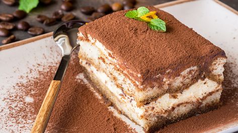 Homemade Tiramisu Recipe, Tiramisu Pasta, Gluten Free Tiramisu, Dolce Poche Calorie, Homemade Tiramisu, Postre Keto, Traditional Italian Dishes, Make Ahead Desserts, Tiramisu Recipe