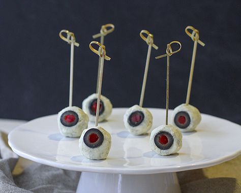 Halloween Pinwheels Food, Eyeball Cheeseball, Cheese Eyeballs, Yummy Halloween Food, Cheese Recipes Appetizers, Halloween Food Ideas, Cheese Appetizer, Halloween Menu, Halloween Dishes