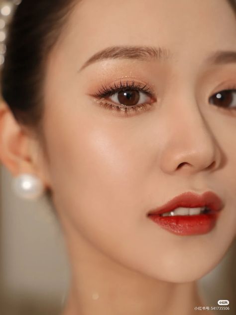 Asian Makeup With Red Lips, Bridesmaid Makeup Douyin, Bridal Makeup For Monolid Eyes, Chinese Makeup Wedding, Sangjit Makeup Look, Korean Christmas Makeup Look, Simple Asian Wedding Makeup, Asian Wedding Eye Makeup, Korean Makeup Wedding Bridal