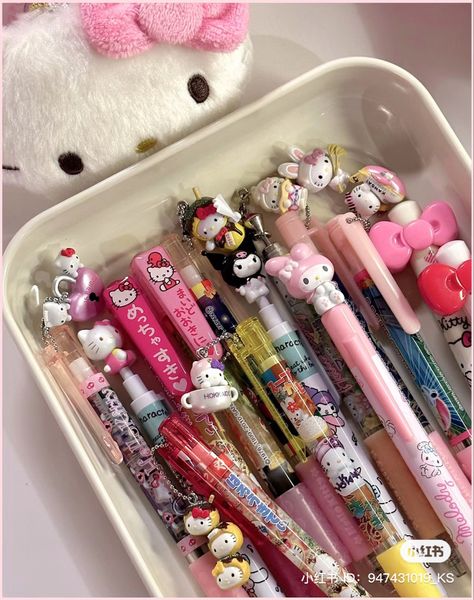 Hello Kitty School Supplies, Stationary Aesthetic, Hello Kitty School, Pretty School Supplies, Stationery Obsession, Cute Stationary School Supplies, School Bag Essentials, Cute School Stationary, Kawaii School Supplies