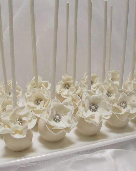 Elegant Cake pops Elegant Cake Pops, Cake Pops Wedding, Flower Cake Pops, Cake Pop Bouquet, Cake Pop Designs, Pop Cake, Cake Pop Decorating, Wedding Cake Pops, Pop Cakes