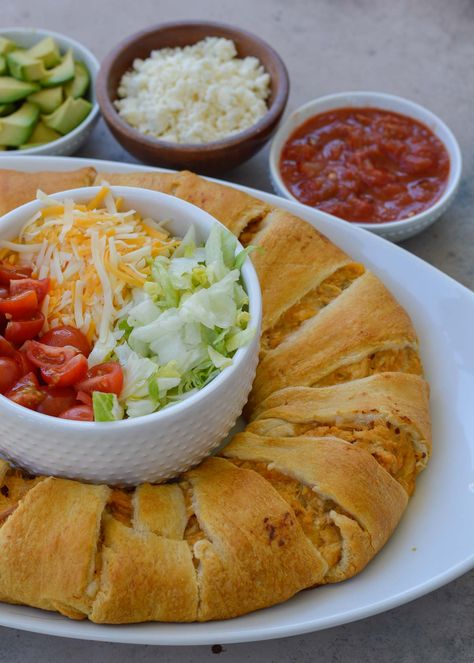 You'll love this Chicken Taco Crescent Ring at your next party! Creamy chicken, green chilis, and shredded chicken inside a flaky crescent roll crust makes for an easy, filling appetizer, lunch, or dinner. Cresent Roll Chicken, Taco Crescent Ring, Crescent Chicken, Crowd Food, Crescent Roll Crust, Chicken Crescent Rolls, Green Chilis, Green Chili Chicken, Chicken Lunch