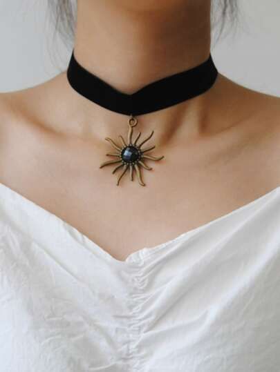 Free Returns ✓ Free Shipping On Orders $49 ✓. Sun Charm Choker- Necklaces at SHEIN.