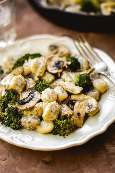 Creamy Mushroom & Broccoli Gnocchi (Vegan+GF) – Sincerely Tori Broccoli Gnocchi, Mushrooms And Broccoli, Gnocchi Vegan, Mushroom Broccoli, Gluten Free Gnocchi, Creamy Mushroom Chicken, Comfort Food Recipes Dinners, Gnocchi Recipes, Creamy Mushrooms