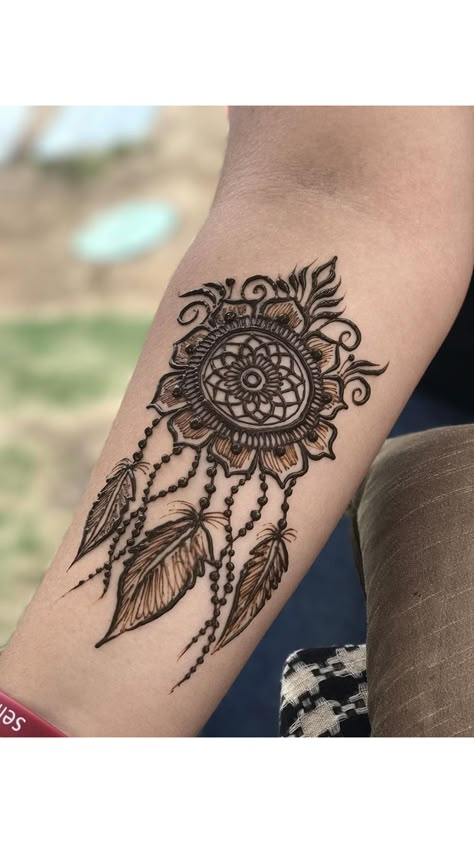 Fine Line Dream Catcher Tattoo, Dream Catcher Mehndi Design, Gopi Henna Designs, Dream Catcher Henna Design, Dream Catcher Henna, Gopi Henna, Abstract Dream Catcher Tattoo, Disney Tattoos Dream Catcher, Cool Henna