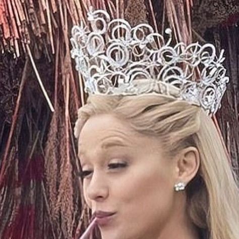 Glinda Crown, Glinda Upland, Ariana Core, Wicked 2024, Oz Aesthetic, Wicked Movie, Glinda The Good, Glinda The Good Witch, Ariana Grande Outfits