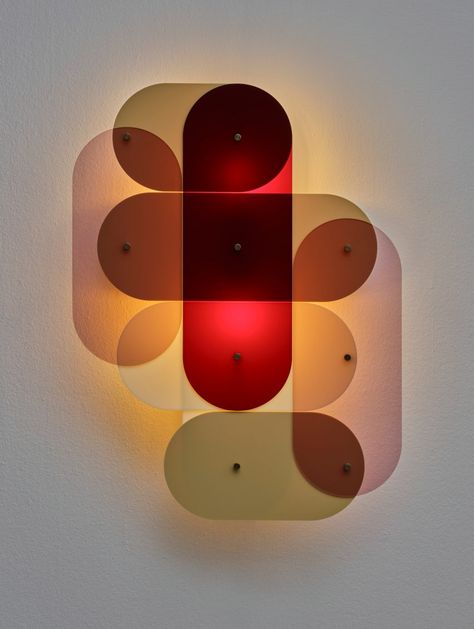 Each Wall Light layer presents a different transparency, colour and shape. Wall Art With Lighting, Wall Lighting Art, Plexiglass Wall Art, Plexiglass Ideas, Diy Wall Light, Plexiglass Art, Colored Plexiglass, Plexiglass Lamp, Minimalist Pendant Light