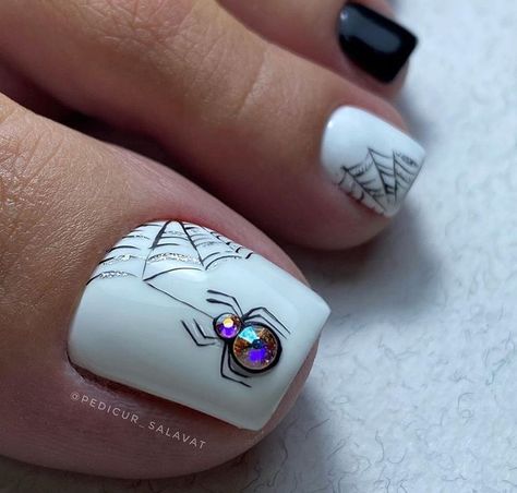 See more nail arts inspiration and tutorial in this Halloween Toe Nails, Holloween Nails, Unghie Nail Art, Pretty Toe Nails, Cute Toe Nails, Halloween Nail Designs, Toe Nail Designs, Get Nails, Halloween Nail