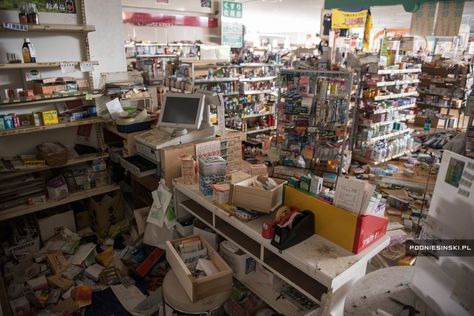 Nuclear Apocalypse Aesthetic, Apocalyptic Room, Post Apocalyptic Town, Apocalypse Family, Soft Apocalypse, Nuclear Wasteland, Supermarket Aesthetic, Zombie Au, Apocalyptic Wasteland