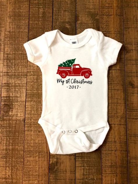 Onesie Cricut, First Christmas Onesie, Christmas Onsies, Baby Christmas Onesie, Trendy Baby Onesies, Baby Wardrobe, Christmas Bodysuit, Baby First Christmas, Christmas Red Truck