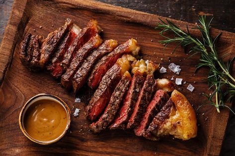 Striploin Steak, Beer Sauce, Sauce Au Poivre, Pepper Sauce Recipe, Beef Steak Recipes, Peppercorn Sauce, Steak Cuts, Sliced Steak, Restaurant Photography