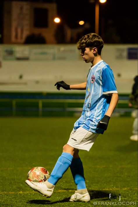 Futsal Aesthetic Boy, Football Guy Aesthetic, Soccer Guys Aesthetic, Soccer Aesthetic Boy, Soccer Boys Aesthetic, Sporty Boy Aesthetic, Football Boys Aesthetic, Football Vibe, Soccer Fits