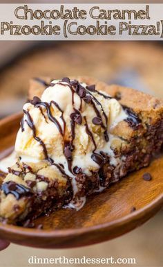 Chocolate Chip Cookie Pizza, Deep Dish Cookie, Dinner Then Dessert, Cookie Pizza, Melting Chocolate Chips, Melted Chocolate, Köstliche Desserts, Chocolate Caramels, Chocolate Caramel