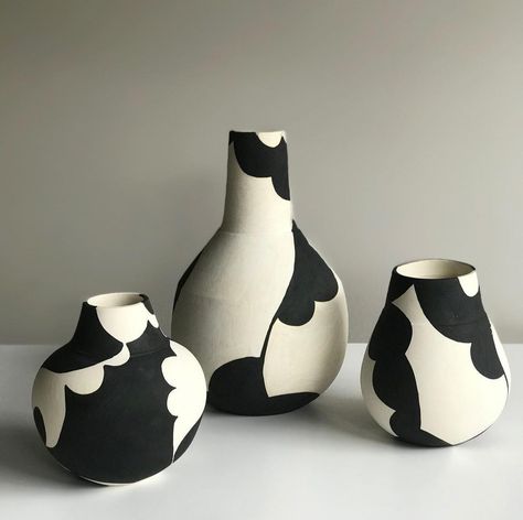 Ceramic For Home, Pottery Painting Black And White, Black And White Pottery Designs, Black And White Ceramics, Black And White Pottery, Pottery Cafe, Ceramic Cafe, Ceramic Workshop, Monochrome Design