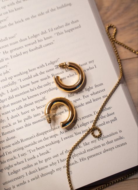 aesthetic flat lay photo of gold jewelry and book Flat Lay Jewelry, Books And Jewelry Aesthetic, Flat Lay Accessories, Gold Jewelry Flatlay, Jewellery Flat Lay, Jewelry Shoot Ideas Photography, Jewelry Ugc Photos, Flat Lay Photography Jewelry, Jewelry Flat Lay Ideas