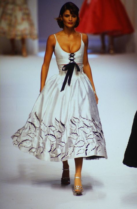 Helena Christensen / Valentino 90's Runway Valentino Runway, 90s Runway Fashion, Runway Fashion Couture, Vintage Runway, Helena Christensen, Claudia Schiffer, Vogue Australia, Hell Yeah, Naomi Campbell