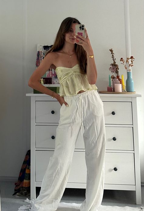 * Summer outfit • zara • linnen pants • white pants • Green tee • Cream Linen Pants Outfit, Zara White Pants, Cream Linen Pants, Vacay Fits, Linen Pants Outfit, White Pants Outfit, Zara Summer, Outfit Zara, White Linen Pants