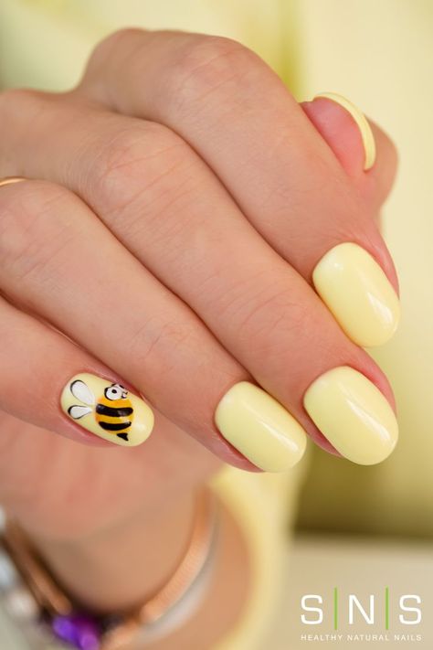 Bee Gel Nails, Sns Dipping Powder Nails Spring, Yellow Sns Nails, Bee Nails Design, Spring Nails Yellow, Yellow Nails Ideas, Bee Nail Designs, Bee Nail Art, Bumble Bee Nails