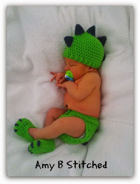 A Stitch At A Time for Amy B Stitched: DINOSAUR BABY Hat and Diaper Cover set FREE PATTERN Crochet Photo Props, Baby Kostüm, Baby Cocoon, Crochet Dinosaur, Crochet Baby Boy, Haken Baby, Crochet For Boys, Crochet Set, Crochet Baby Clothes