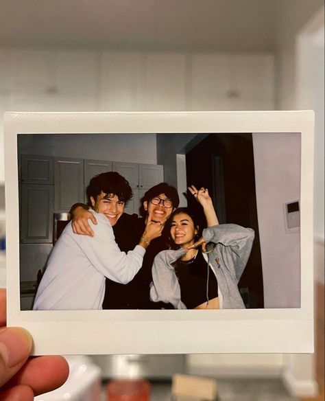 Cute Moments, Bff Poses, Sibling Poses, Friendship Photoshoot, Guy Best Friends, Friend Bff, Friend Poses Photography, Polaroid Pictures, Friend Poses