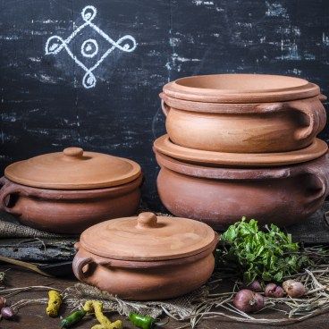 Indian Cookware and Serveware | Ancient Cookware Clay Cooking Pots, Diy Water Fountain, Dum Biryani, Rural India, Indian Kitchen, Fish Curry, Cooking Pot, Diy Furniture Couch, Oblivion