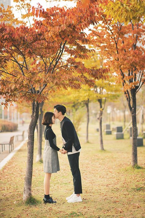 Korea Autumn Casual Couple Photoshoot At Songdo Central Park | Junghoon | OneThreeOneFour Couple Romantic Photoshoot, Romantic Photoshoot Ideas, Couple Photo Poses, Poses For Guys, Prenup Photos Ideas, Korea Autumn, Prenuptial Photoshoot, Casual Photography, Autumn In Korea