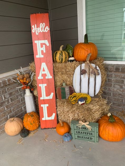 Fall Porch Decorating Ideas With Hay, Fall Decorations With Hay Bales, Hay Bale Decorating Ideas, Hay Bales And Pumpkins, Haybale Decorating, Outside Fall Decorations, Pumpkin Porch, Fall Porch Decor, 2023 Halloween