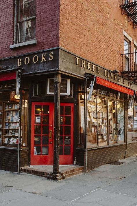 New York City classic bookstore with red door. Nyc Aesthetic Bookshop, Book Shops, Nyc Travel Guide, Nyc Travel, Nyc Aesthetic, Nyc Life, New York Life, New York Aesthetic, On The Corner