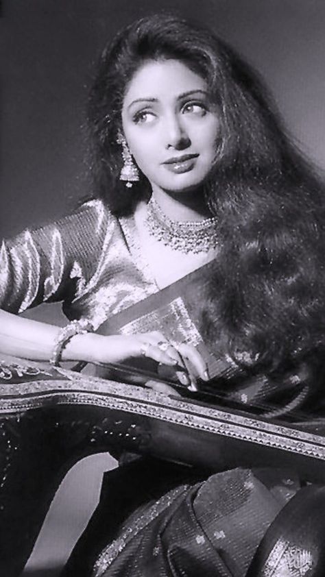 Sridevi Aesthetic, Sridevi Old Pictures, Sri Devi Actress, Old Actress Indian, Old Bollywood Actress, 90s Bollywood Actress, Bollywood Retro, Bollywood Aesthetic, 90s Bollywood Aesthetic