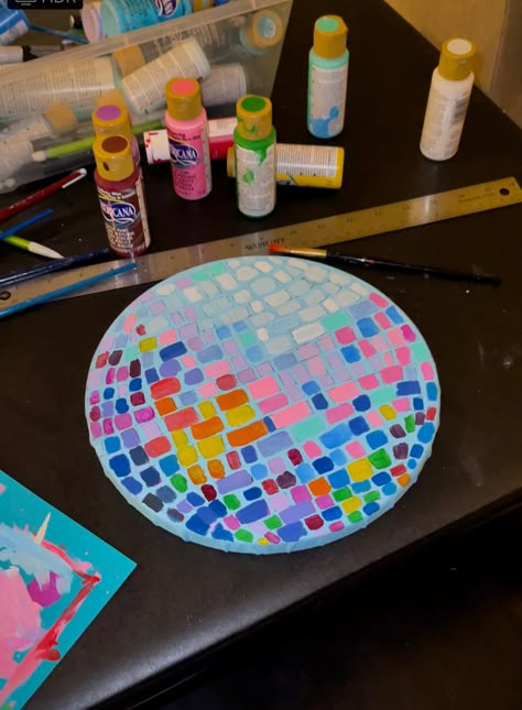 Mirrorball Pottery Painting, Disco Painting Ideas, Mirror Ball Painting, Round Canvas Painting Ideas, Round Canvas Ideas, Disco Painting, Painted Plate Ideas, Disco Canvas, Painting Lesson Plans