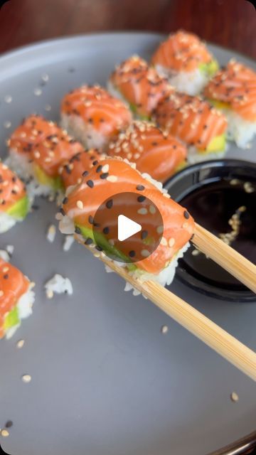 Homemade Veggie Sushi Rolls, Nigiri Sushi Aesthetic, Sushi Bake Recipe, Veggie Sushi Rolls, Mini Sushi, Sushi Rice Recipes, Sushi Burrito, Sushi Recipes Homemade, Veggie Sushi