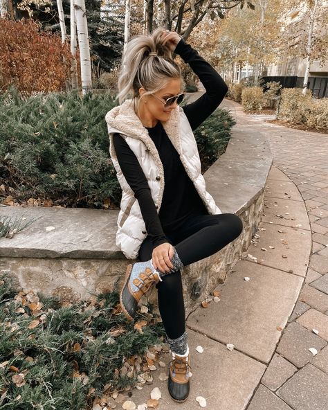 Bonfire Outfit, Rain Boot Outfit, Outdoor Outfits, Cozy Clothes, Winter Boots Outfits, All Weather Boots, Disney Outfit, Outwear Women, Winter Mode