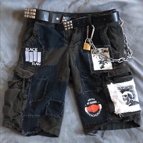 Punk Mode, Punk Shorts, Punk Fashion Diy, Crust Punk, Alt Clothes, Battle Jacket, Estilo Rock, Estilo Hippie, Punk Outfits