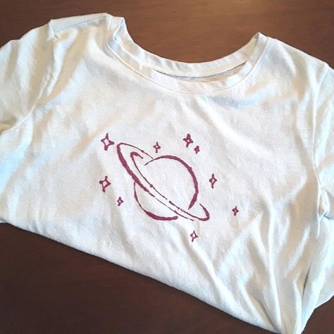 Cute Shirt Painting Ideas, Things To Draw On T Shirts, Puff Paint Designs, Puffy Paint Designs On Shirts, What To Draw On A Shirt, What To Draw On A Tshirt, Puffy Paint Tshirt Ideas, White Shirt Diy Paint, Painting On A Shirt