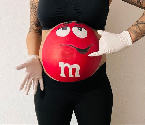 Babybauch bemalen Paint Pregnant Belly, Maternity Belly Painting, Bump Painting, Belly Paint, Pregnant Belly Painting, Pregnant Halloween Costumes, Idee Babyshower, Pregnant Halloween, Belly Painting