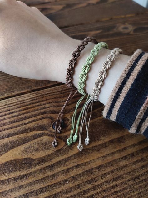 Leaf Macrame Knotted Bracelet - Etsy.de Crochet Leaf Bracelet, Macrame Cord Bracelet, Macrame Rakhi Designs, Mountain Bracelet Pattern, Macrame Beaded Bracelet, Thread Braslets, Leaf Friendship Bracelet, Leaf Macrame Bracelet, Macrame Friendship Bracelets