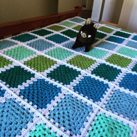 Green Granny Square, Patchwork Blankets, Knitted Crafts, Crochet Dreams, Patchwork Blanket, Crochet Stitches For Beginners, Granny Square Blanket, Baby Blanket Crochet Pattern, Blue Blanket