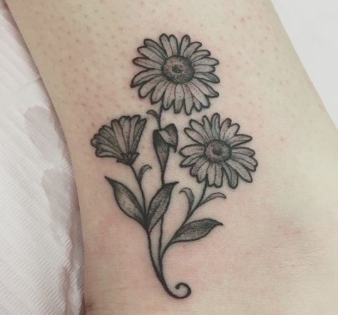 Daisy Tattoo Three Daisies Tattoo, Old School Daisy Tattoo, Daisies Tattoo, Flower Wrist Tattoo, Daisy Tattoos, Daisy Flower Tattoos, Wrist Tattoo Cover Up, Flower Tattoo On Side, Grunge Tattoo