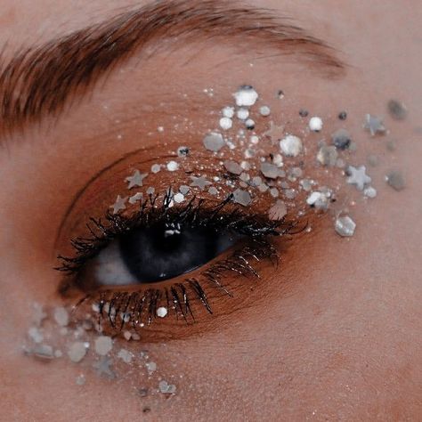 Bejeweled Eye Makeup, Sparkle Makeup Glitter, Sparkle Makeup, Festival Make Up, Festival Makeup Glitter, Glitter Makeup Looks, Eyeshadow Glitter, Crystal Makeup, Rave Makeup