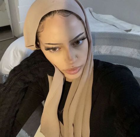 Christian Veils, Hijab Fits, Street Hijab, Hijabi Fits, Street Hijab Fashion, Selfie Inspo, Random People, Hijabi Fashion Casual, Pics Inspo