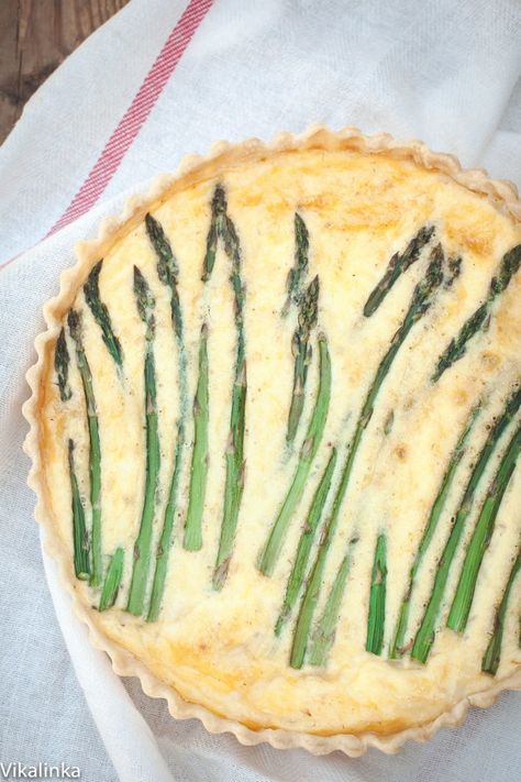 Up the game by bringing this delicious cheese and asparagus tart to your next picnic! Brie Quiche, Quiche Brunch, Crunchy Asparagus, Asparagus And Cheese, Yummy Vegetables, Savoury Tarts, Asparagus Quiche, Asparagus Tart, Easter Brunch Table