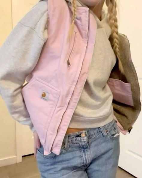 #vest #vests #outfits with vests # back to school fits #back to school outfits Pink Carhartt, Carhartt Vest, Fashion Fails, Carhartt Womens, Outfit Inspo Casual, Mode Inspo, Cute Everyday Outfits, Outfit Inspo Fall, Cute Simple Outfits