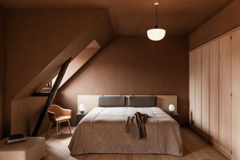 19 Attic bedroom ideas that make a sloped ceiling work Sloped Roof Bedroom, Sloping Roof Bedroom, Loft Bedroom Ideas Sloped Ceiling, Attic Bedroom Ideas, Coco Lapine Design, Timeless Interior, Attic Space, Attic Bedrooms, Low Bed