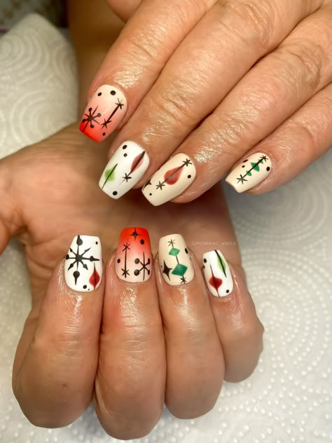 IG: miyokos_nails #retrochristmasnails #handpaintednailart #christmasnails #christmasnailart #retronails #vintagestyle #vintagenailart #redandgreennails #nailart #nailideas #christmasnails2021 #nailartdesign Diy Christmas Nail Art, Christmas Tree Nail Art, Christmas Nails Designs, Christmas Nails Diy, Tree Nail Art, Kids Nail Designs, Christmas Tree Nails, Christmas Nail Stickers, Nails Sparkle