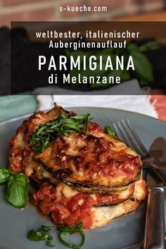 Parmigiana di Melanzane - italienischer Auberginenauflauf, oder das weltbeste Soulfood mit Aubergine. Rezept für fantastischen vegetarischen Auflauf #parmigiana #aubergine #italienischkochen #lowcarb #einfachegerichte #einfacherezepte #rezept #auflauf #vegetarisch #originalitalienisch #einfachkochen Vegetarian Casserole, Grilling Recipes, Veggie Recipes, Soul Food, Healthy Dinner Recipes, Lasagna, Italian Recipes, Food Inspiration, Healthy Dinner