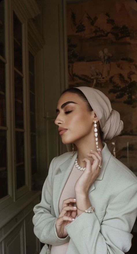 Turban Outfit, Christian Veiling, Modest Jewelry, Hijab Turban Style, Modern Hijab, Head Wrap Styles, Hijab Style Tutorial, Modern Hijab Fashion, Modesty Outfits