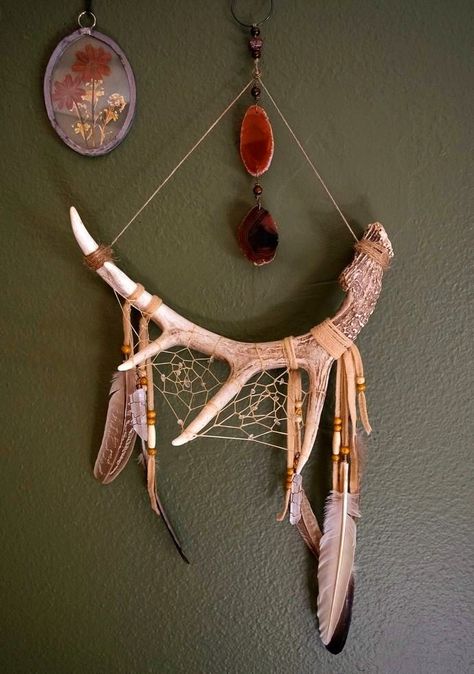 Antler Jewelry Display, Antler Dream Catcher Diy, She’d Antler Display, Antler Dreamcatcher, Deer Antler Dream Catcher, Skull Decor Diy, Antler Dream Catcher, Horn Decor, Antler Wall Hanging